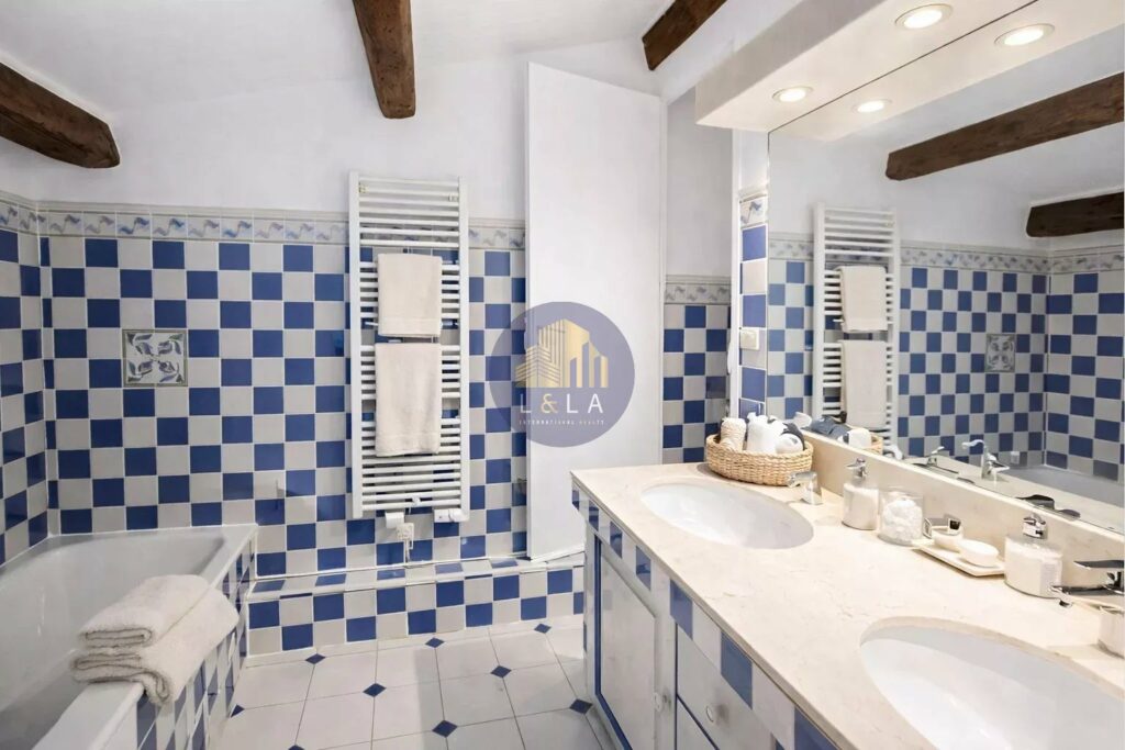 PUYRICARD CENTRE VILLAGE – MAISON FAMILIALE AVEC PISCINE À PIED DES COMMERCES