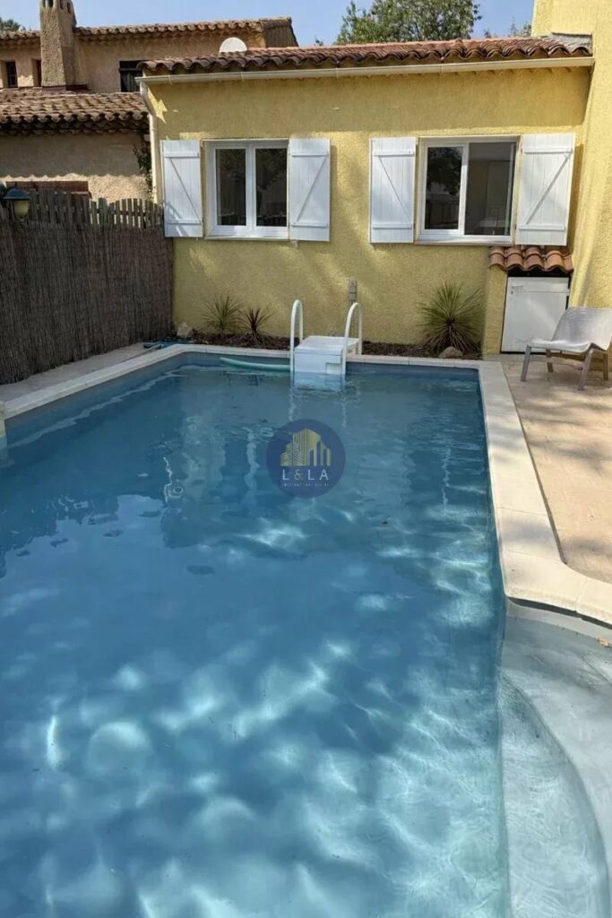 À VENDRE – VILLA MITOYENNE AVEC PISCINE À PUYRICARD