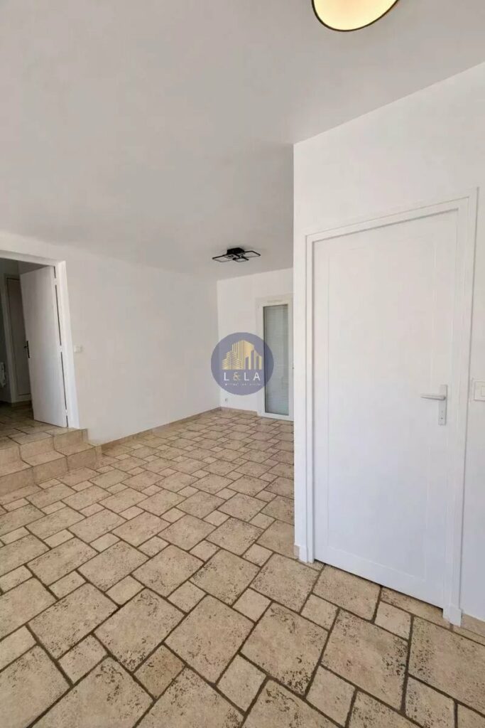 À VENDRE – VILLA MITOYENNE AVEC PISCINE À PUYRICARD