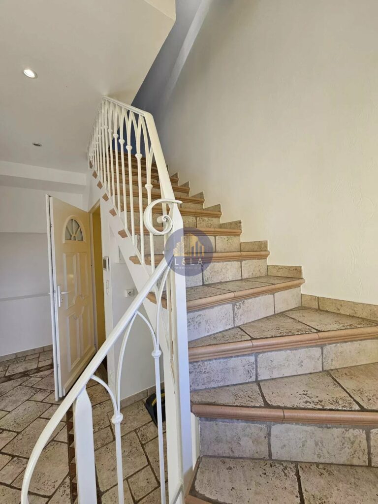 À VENDRE – VILLA MITOYENNE AVEC PISCINE À PUYRICARD